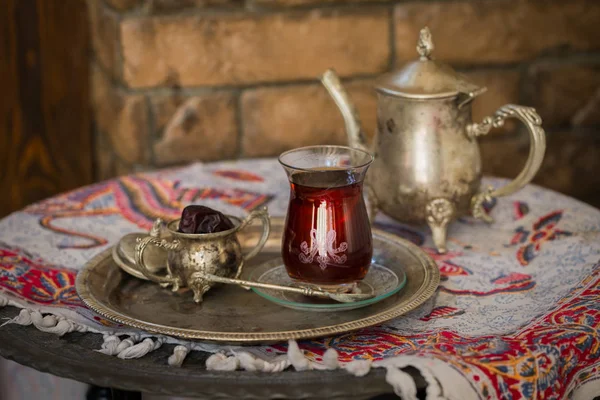 Tee im orientalischen Stil in birnenförmigem Glas mit Vintage-Wasserkocher und Datteln — Stockfoto