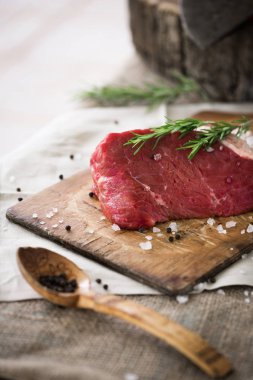 Deniz tuz ve biber ve biberiye ile serpilir ham sığır eti bütün parça yaprakları