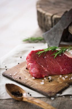 Deniz tuz ve biber ve biberiye ile serpilir ham sığır eti bütün parça yaprakları