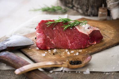 Deniz tuz ve biber ve biberiye ile serpilir ham sığır eti bütün parça yaprakları