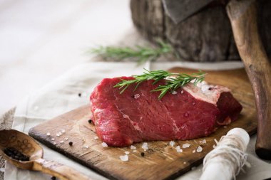 Deniz tuz ve biber ve biberiye ile serpilir ham sığır eti bütün parça yaprakları