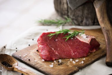 Deniz tuz ve biber ve biberiye ile serpilir ham sığır eti bütün parça yaprakları