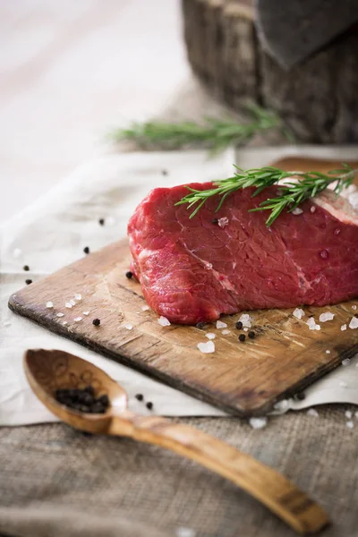 Deniz tuz ve biber ve biberiye ile serpilir ham sığır eti bütün parça yaprakları