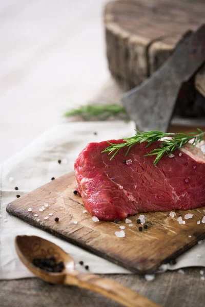 Deniz tuz ve biber ve biberiye ile serpilir ham sığır eti bütün parça yaprakları