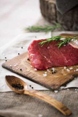 Deniz tuz ve biber ve biberiye ile serpilir ham sığır eti bütün parça yaprakları