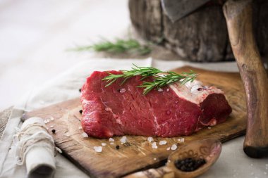 Deniz tuz ve biber ve biberiye ile serpilir ham sığır eti bütün parça yaprakları