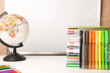 Beyaz masa deste renkli kitaplar, çalar saat ve schoolsupplies, kopya alanı ile çocuk ev okul çalışma zamanı