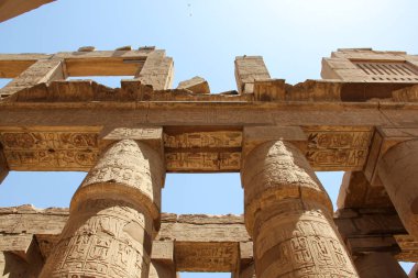 Karnak Tapınağı sütunlarındaki hiyeroglifler ve antik semboller, Luxor 'daki Mısır' ın simgesi, antik mimarinin fotoğrafı.