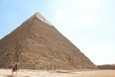 Firavun Khafre 'nin büyük piramidinin bir deve üzerindeki bir biniciyle görüntüsü, Giza kompleksindeki Mısır' ın antik mimarisi.