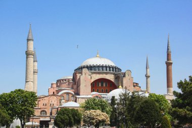 İstanbul 'daki Ayasofya, Kilise veya Cami, Bizans mimarisinin dünyaca ünlü anıtı.