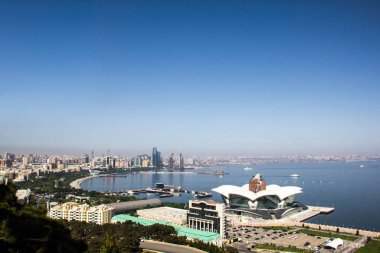 Hazar Denizi Panoraması ve Bakü Bulvarı, Azerbaycan 'da Bakü' nün ufuk çizgisi.