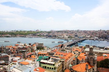 Haliç ve Galata Köprüsü 'nün Galata Kulesi' nden Sultanahmet ve Beyoğlu bölgelerini birbirine bağlayan panoramik, İstanbul, Türkiye 'de Sultanahmet silueti