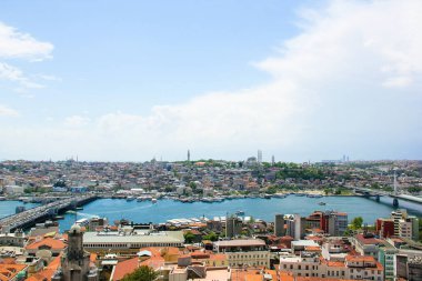 Galata Kulesi 'nden Golden Horn ve Galata Köprüsü manzarası, İstanbul, Türkiye' de Sultanahmet silueti