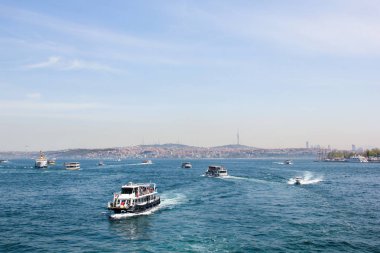 İstanbul 'un Asya yakasının ufuk çizgisi olan Galata Köprüsü' nden İstanbul Boğazı 'ndan geçen gemilerin görüntüsü