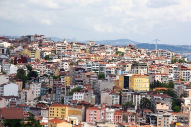 İstanbul 'da Beyoğlu' nun mimarisi üzerine Galata Kulesi manzarası