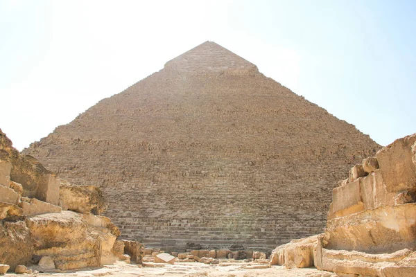 Grande pirâmide do Faraó Khafre, e as ruínas do complexo arquitetônico de Gizé, arredores do Cairo — Fotografia de Stock