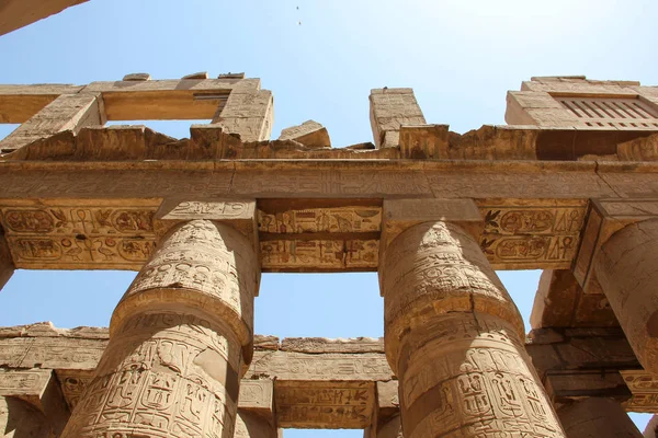 Jeroglíficos y símbolos antiguos en las columnas del Templo de Karnak, hito de Egipto en Luxor, fotografía de arquitectura antigua — Foto de Stock