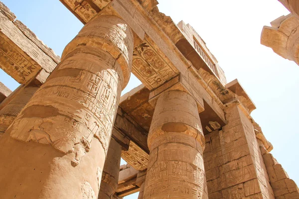 Las grandes columnas con jeroglíficos tallados en el templo de Karnak, Tebas de Egipto en Luxor — Foto de Stock