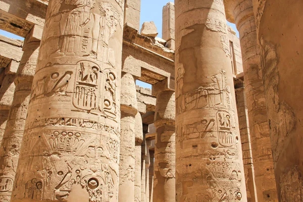 Ősi egyiptomi hieroglifák és szimbólumok a Karnak templom komplexumának oszlopaira vésve — Stock Fotó