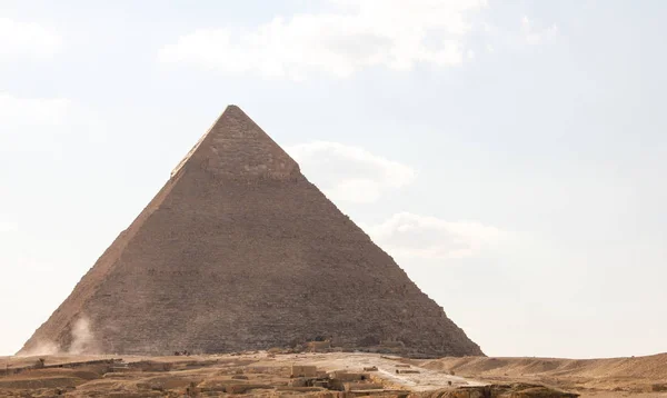 Vista da grande pirâmide do Faraó Khafre, área coberta de areia do complexo de Gizé — Fotografia de Stock