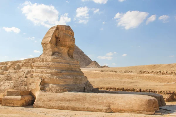 A grande Esfinge no complexo de pirâmides de Gizé, monumento arquitetônico no Egito — Fotografia de Stock