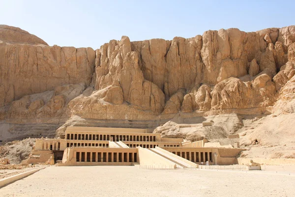 Krallar Vadisi, Deir el-Bahari 'deki kayaların altındaki Kraliçe Hatshepsut Morg Tapınağı' nın manzarası. Luxor 'daki Antik Mısır Mimari Anıtı