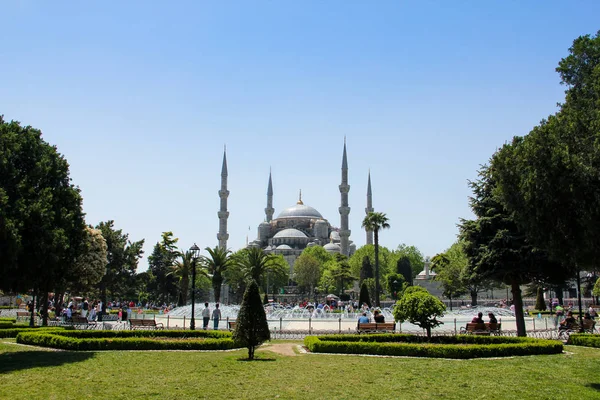 이스탄불에 있는 블루 모스크 나 술탄 아마드마단 분수의 모습 — 스톡 사진