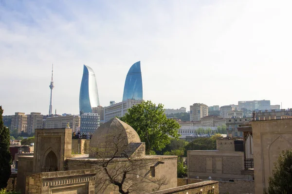Pohled na mrakodrapy Plamenné věže starého města Baku — Stock fotografie