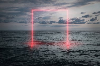 Akşamları sakin deniz manzarası, sudan yükselen neon bir çerçeve, fütüristik arka plan.