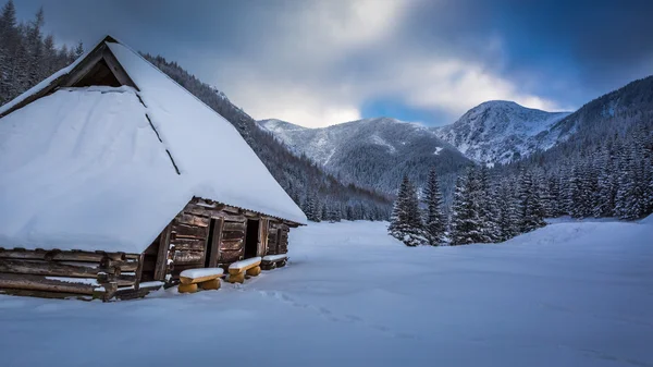 Viejas cabañas de madera en las montañas de invierno, Polonia — Foto de Stock
