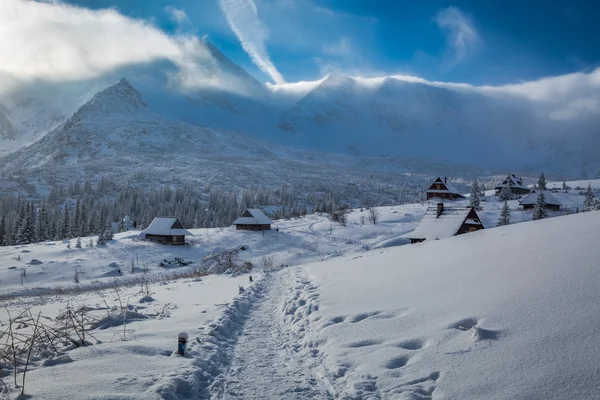 Zimą szlak górski do schronu o wschodzie słońca, Tatry, Polska — Zdjęcie stockowe