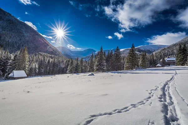 Valle de Tatra con cabañas de madera en el invierno al atardecer, montañas de Tatra, Polonia — Foto de Stock