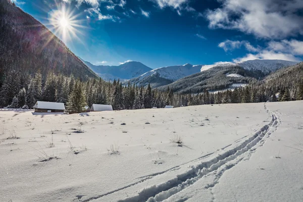 Rastros de esquís en la nieve en los Tatras al atardecer en invierno, Polonia — Foto de Stock