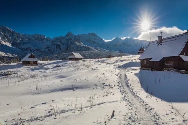 Pequeña casa de campo de montaña en invierno al atardecer, Polonia — Foto de Stock