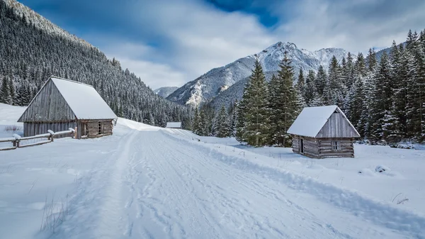 Wooden cottages covered by snow in winter at sunrise, Tatra Mountains, Poland — Stock Photo, Image