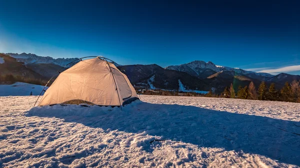 在冬季在波兰的扎科帕，塔特拉山的山顶上的帐篷 — 图库照片