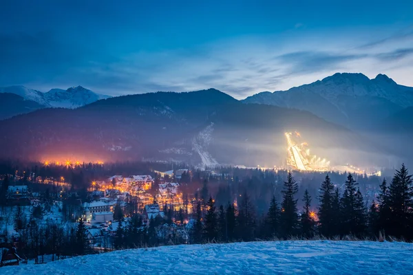 Competizioni di sci a Zakopane al tramonto in inverno, Polonia — Foto Stock
