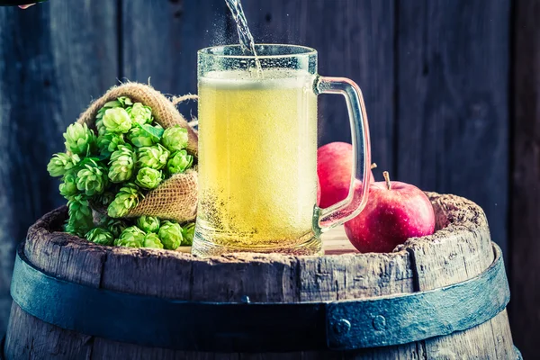 Cerveza de sidra con manzanas, trigo y lúpulo — Foto de Stock