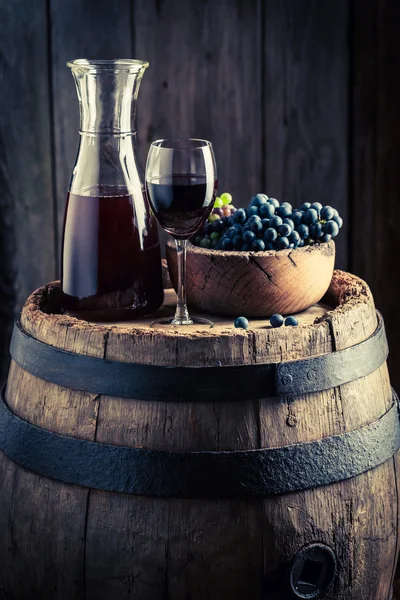 Intensive glass full of red wine and ripe grapes — Stock Photo, Image