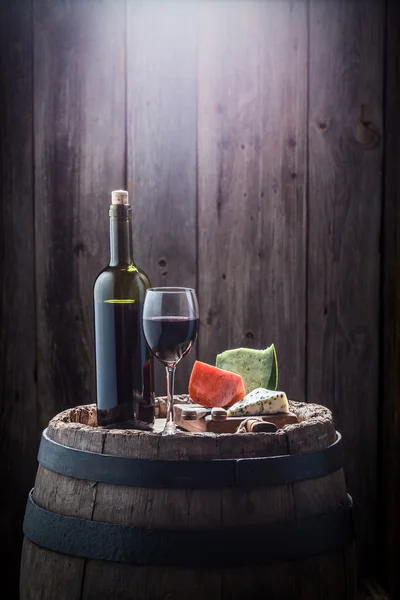 Red wine with mix of cheese on old barrel with copy space — Stock Photo, Image