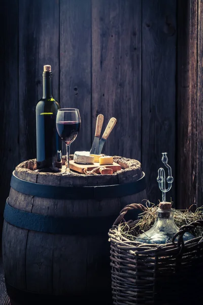 Vinho tinto saboroso em copo com queijo camembert fresco — Fotografia de Stock