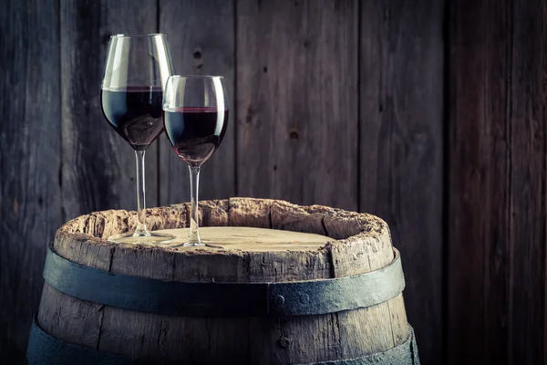 Vinho em vidro com uvas no velho barril de madeira — Fotografia de Stock