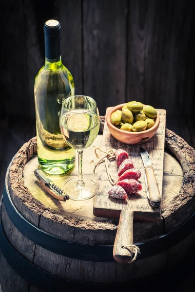 Vinho branco com azeitonas e frios — Fotografia de Stock