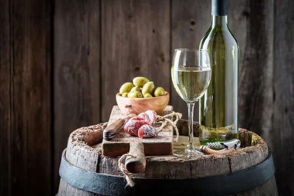 Chardonnay, víno s olivami a uzeniny — Stock fotografie