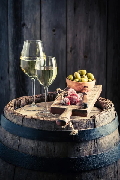 Vino bianco saporito con olive e salumi — Foto Stock