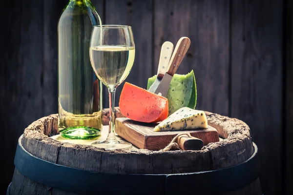 Bílé víno s mix sýrů na odl barel — Stock fotografie