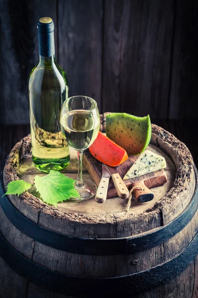 Chardonnay vinho em vidro com queijo aromático no barril velho — Fotografia de Stock