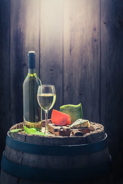 Frischer Weißwein mit aromatischem Käse mit Kopierraum — Stockfoto