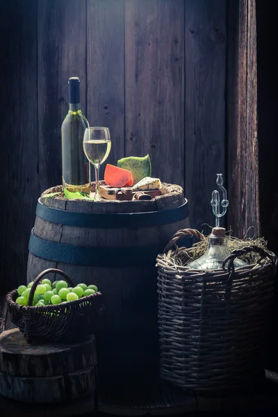 Homemade chardonnay wine in glass with mix of cheese — Stock Photo, Image