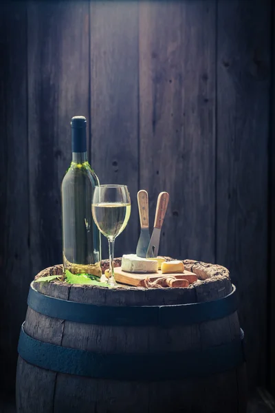 Vinho branco com queijo camembert para petiscar — Fotografia de Stock